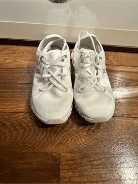 On sneakers size 6.5